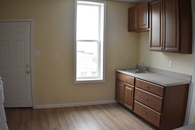 Building Photo - 3rd floor Apartment