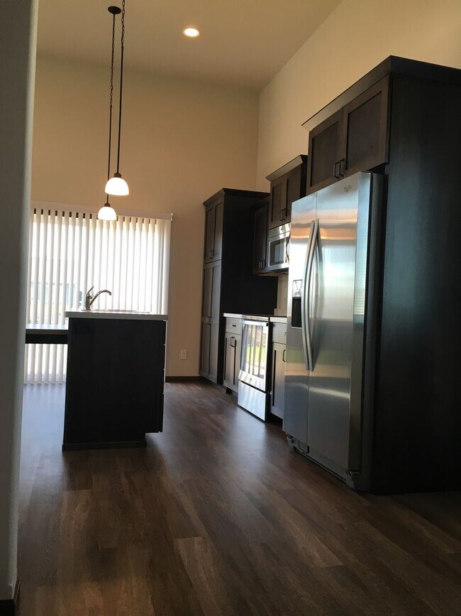 Building Photo - 3 Bed 3 Bath Single Family Available For Rent