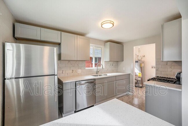 Building Photo - 3361 Poplar St