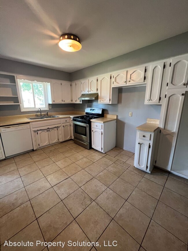 Building Photo - 3 br, 2 bath House - 2232 N Weller Ave