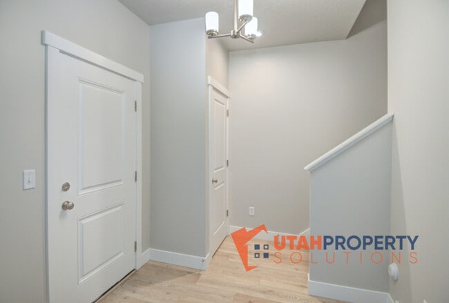Building Photo - 396 S 980 W