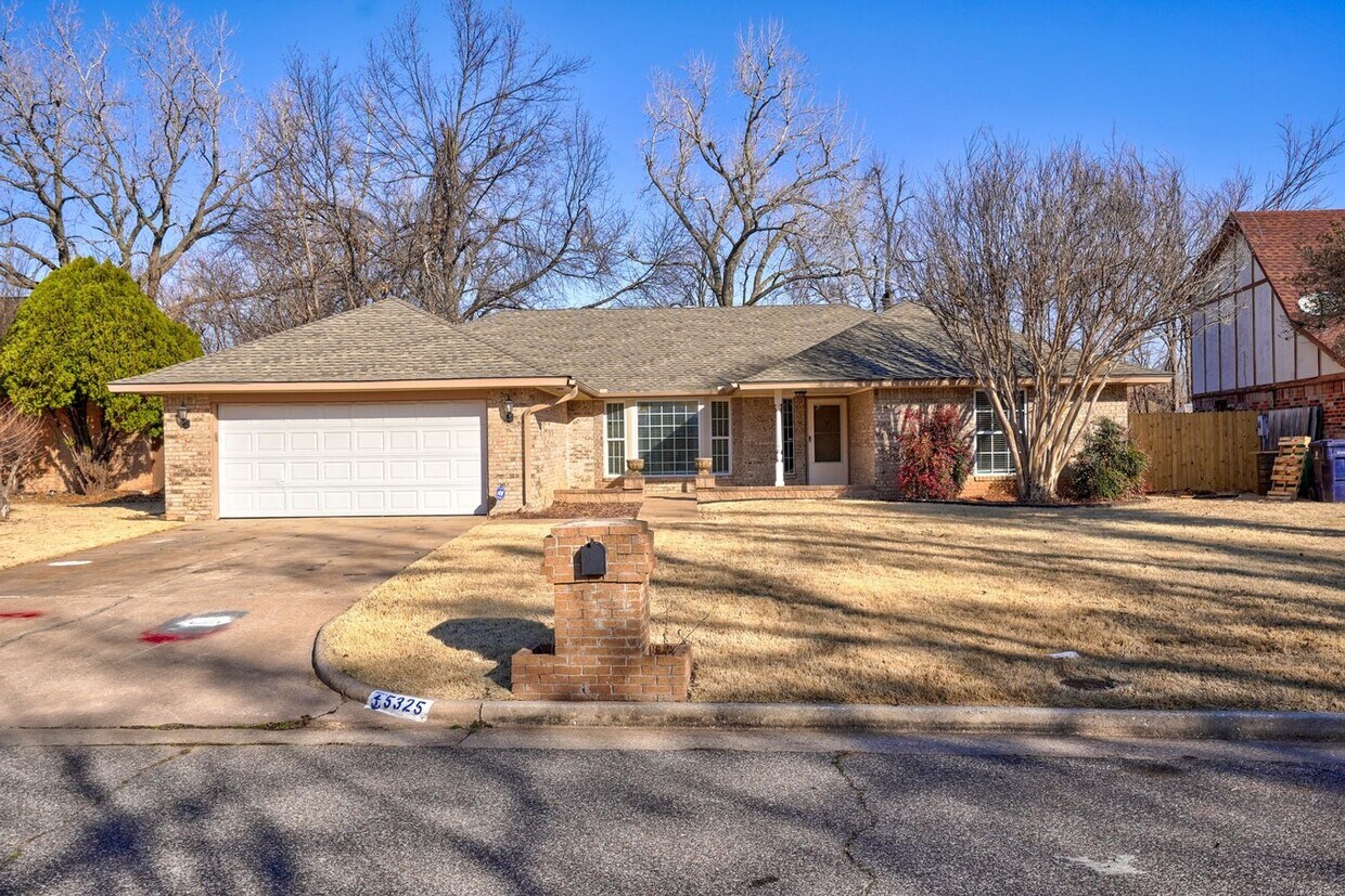 Foto principal - 4 bed 3 bath home!