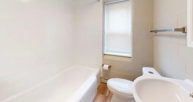 1bed 1bath bathroom - 503 N Riverview Dr