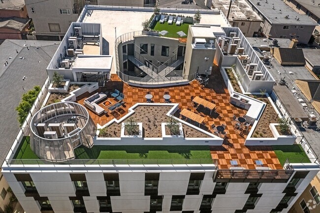 Building Photo - Solaire Venice