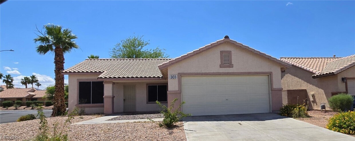 Primary Photo - 303 Desert Knolls St