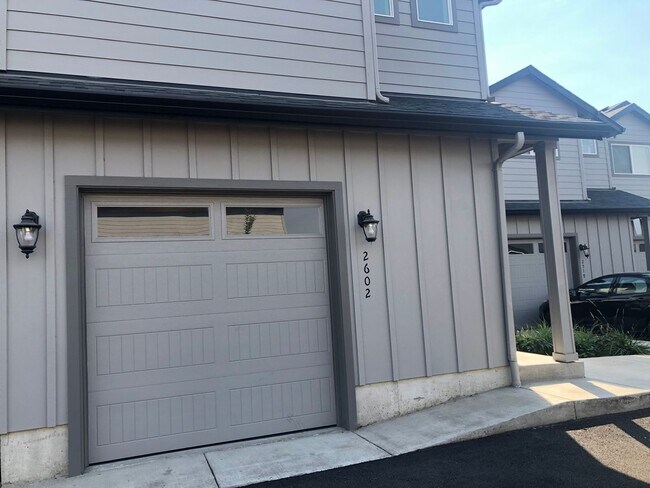 Building Photo - Newer 3 bedroom, 2.5 bath duplex in desira...