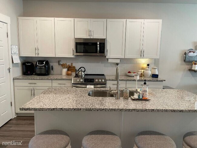 Building Photo - 3 br, 2.5 bath Townhome - 1111 A