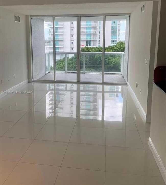 Building Photo - 1861 NW S River Dr