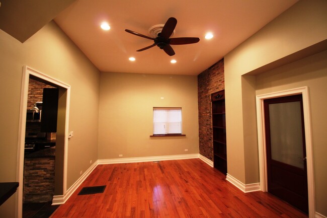 Foto del edificio - 2277 N Clybourn Ave