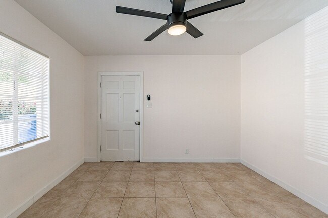 Building Photo - Two Bedrooms - Central Phoenix!