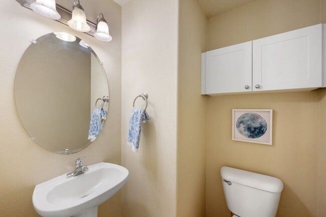 Building Photo - Cathedral Park Cutie ~ Fenced Yard, Garage, Wood-Style Floors