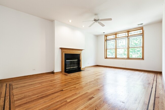 Building Photo - 4237 N Kenmore Ave