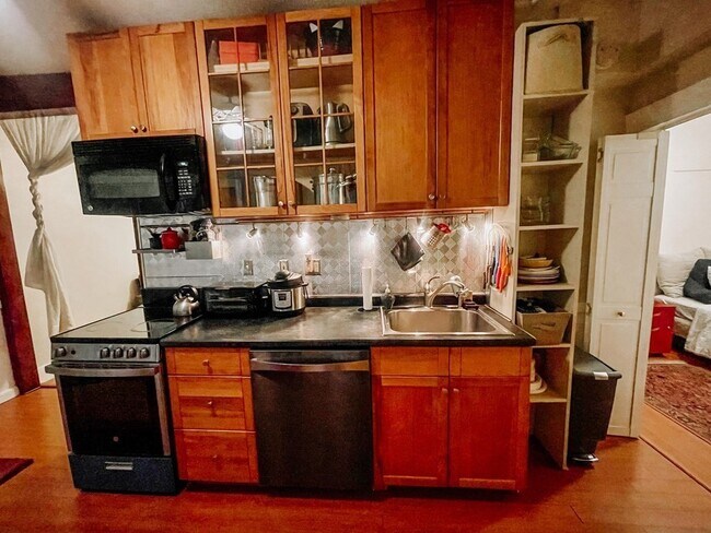 Building Photo - 174 W 7th St