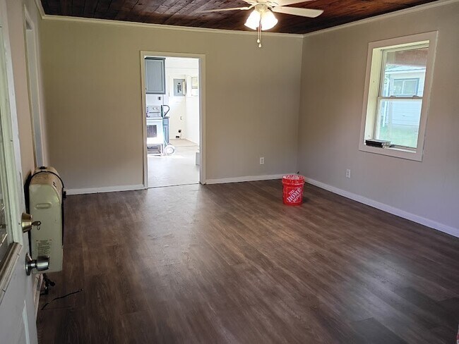 Sala de estar, pintura fresca, piso nuevo, ventilador de techo nuevo, - 161 S Pine St