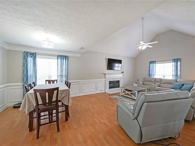 Building Photo - 1732 N Oak Dr