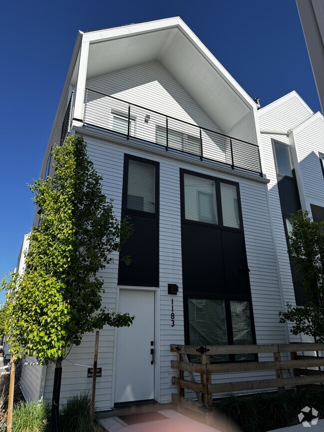 Building Photo - 1183 S Reed Way