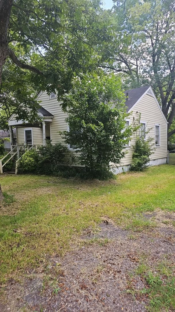 Building Photo - PRICE REDUCED!! OCTOBER MOVE IN SPECIAL- F...