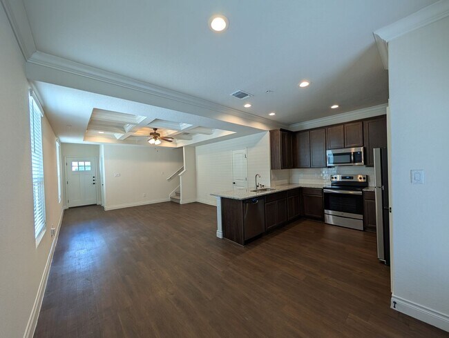 Foto del edificio - 1 MONTH FREE RENT / Close to HWY for Commu...