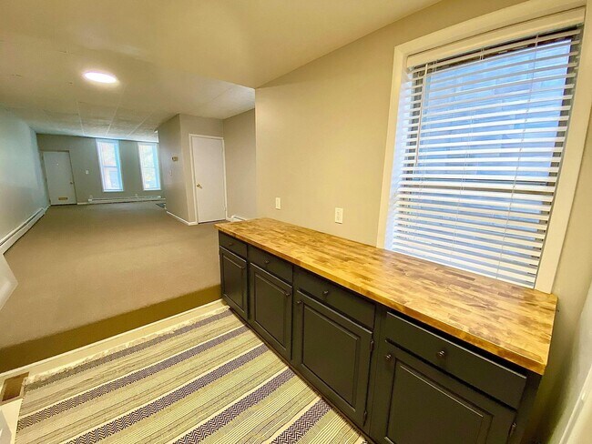 Building Photo - Charming 2 Bedroom/1 Bathroom Townhome in Locust Point, MD!