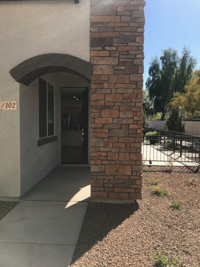 Building Photo - Two Bedroom Gem in Gilbert!