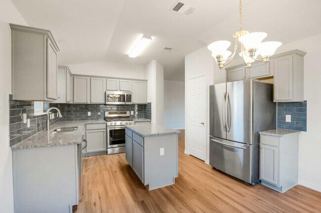 Foto del edificio - 3310 Blue Ridge Dr