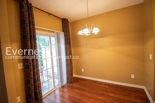 Foto del edificio - 8904 Greylock Dr