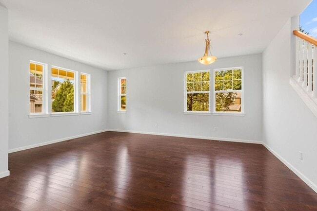 Building Photo - Redmond Stunner!!!