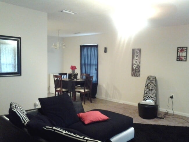 Building Photo - 3bedrooms 2 baths single family home avail...