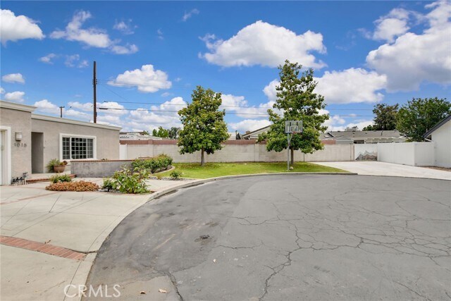 Foto del edificio - 1015 E Walnut Ave