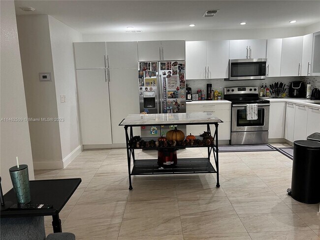 Foto del edificio - 3380 Pinewalk Dr N