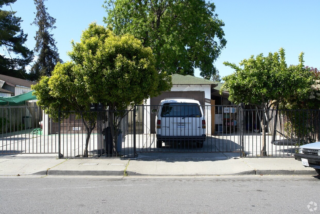 Foto principal - 2760-2762 Westmoreland Ave