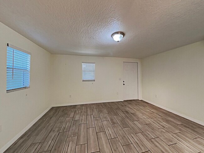 Foto del edificio - 613 E 2nd St