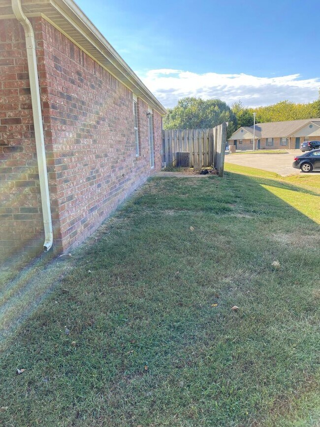 Building Photo - 142-144 Northaven