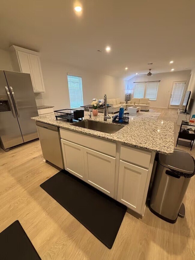 Foto del edificio - 4915 Oakwood Dr
