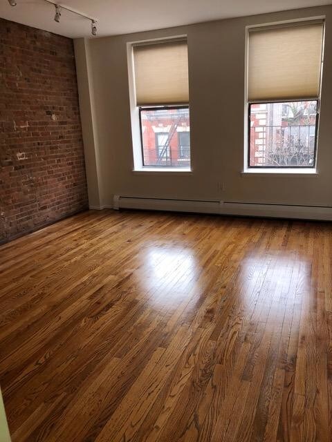 Primary Photo - 210 E 12th St