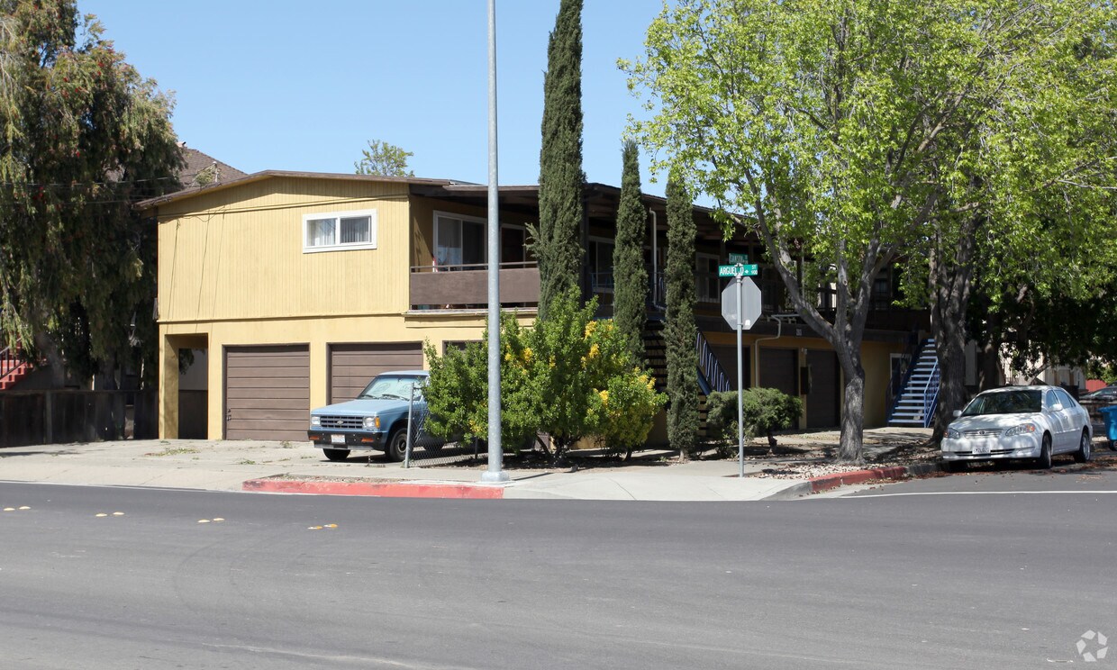 Primary Photo - 203 Samson St