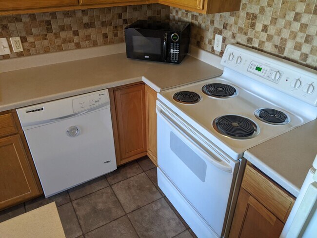 Building Photo - 3 bedroom 2 1/2 bathroom Condo near Russell