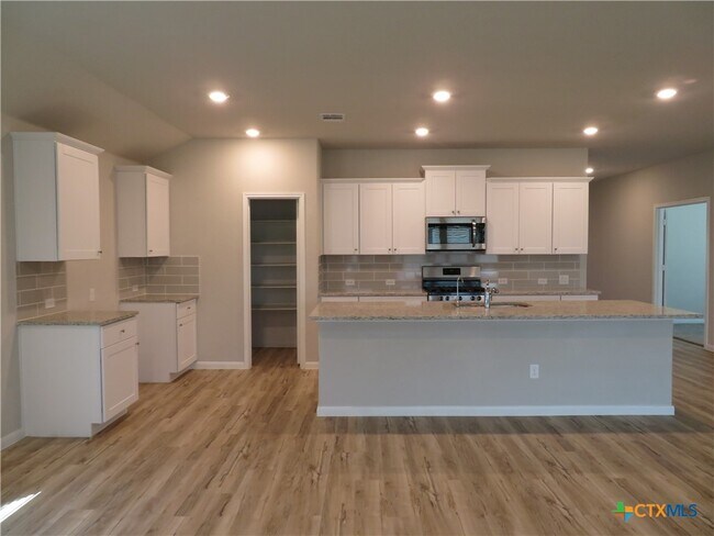 Building Photo - 554 Blue Stem Rd