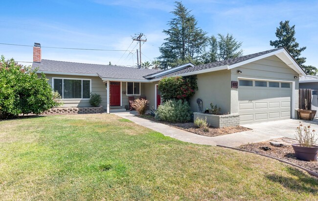 Building Photo - Beautiful 4 Bedroom/2 Bath Home in Desirab...