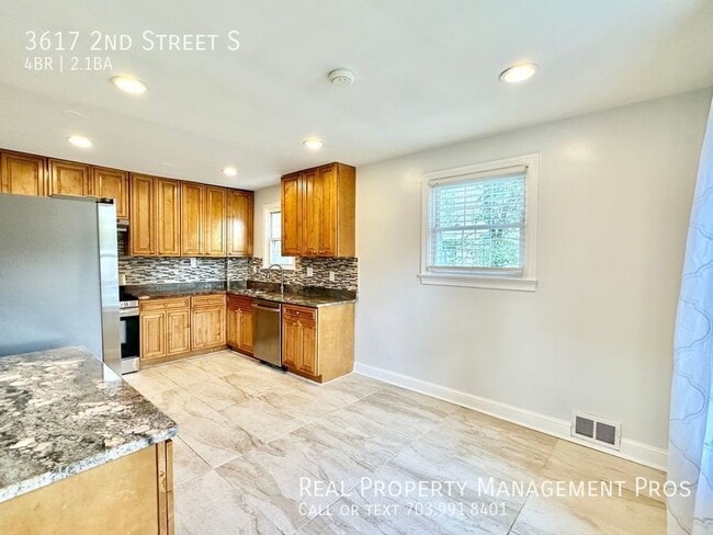 Building Photo - Stunning, Sun-Drenched Home- 1 Mile to Bal...