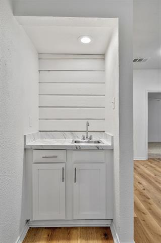 Foto del edificio - 6042 Stoneybrook Dr