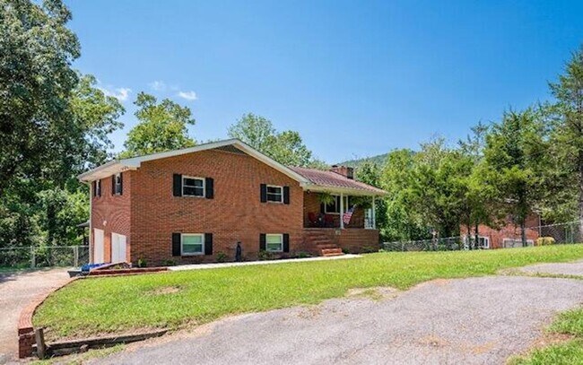 Foto del edificio - BEAUTIFUL 3 bedroom Lookout Valley home!