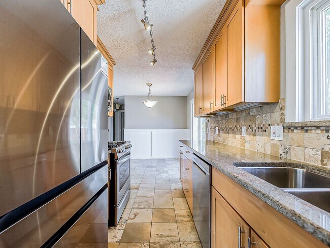 Foto del edificio - Welcome to this charming 4-bedroom, 2-bath...