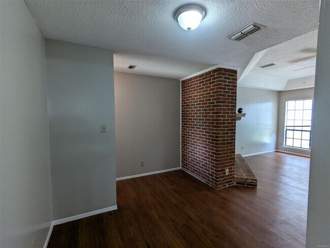 Foto del edificio - 580 Hollow Wood Rd