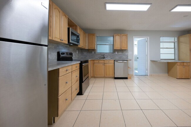 Foto del edificio - 331 NE 49th St