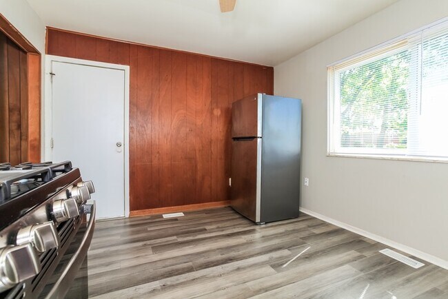 Building Photo - Brick 3 Bedroom with Fenced Yard