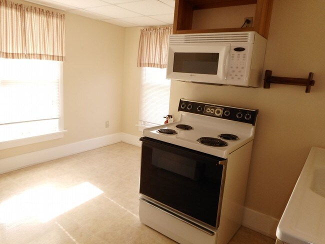 Building Photo - Second Floor Apartment