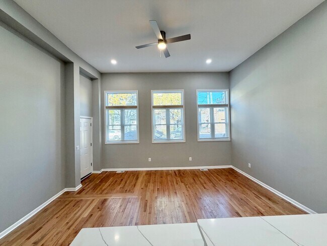 Foto del edificio - 1013 W 19th St