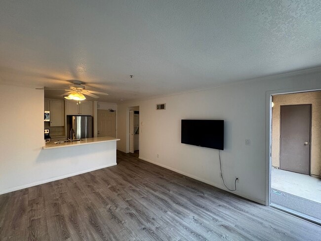 Foto del edificio - Modern 2 Bed Condo with Resort-Style Amenities in UTC