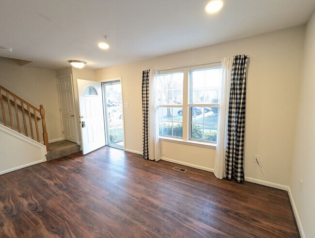 Foto del edificio - Well maintained townhouse in Robin Meadows Community with updated features available mid January!